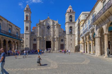 HAVANA, CUBA - 15 Şubat 2018: Eski Havana 'daki Katedral Meydanı, insanların yaşadığı şehrin bir simgesi.