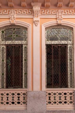  Havana, Küba - 16 Şubat 2018: Down Town 'da ve Old Havana' daki o mahallede sıradan bir hayatın tadını çıkaran kimliği belirsiz insanlar.