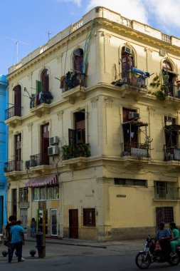  Havana, Küba - 16 Şubat 2018: Down Town 'da ve Old Havana' daki o mahallede sıradan bir hayatın tadını çıkaran kimliği belirsiz insanlar.