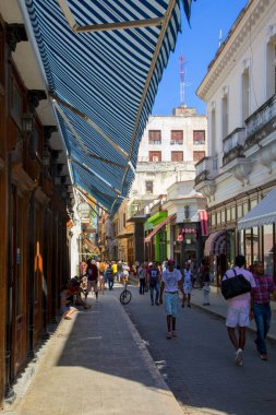  Havana, Küba - 16 Şubat 2018: Down Town 'da ve Old Havana' daki o mahallede sıradan bir hayatın tadını çıkaran kimliği belirsiz insanlar.