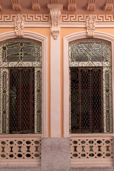  Havana, Küba - 16 Şubat 2018: Down Town 'da ve Old Havana' daki o mahallede sıradan bir hayatın tadını çıkaran kimliği belirsiz insanlar.