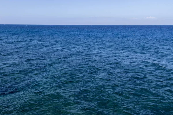 Prachtig Zeewateroppervlak Met Blauwe Lucht — Stockfoto