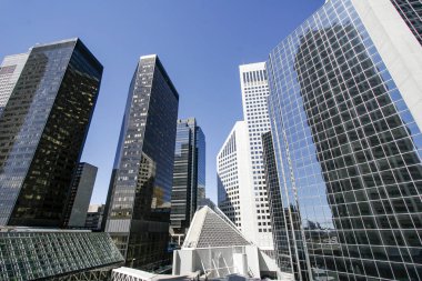 Calgary 'nin şehir merkezindeki gökdelenler manzaralı. - Kanada