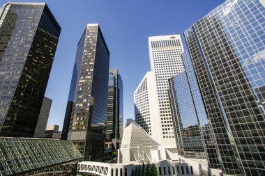 Calgary 'nin şehir merkezindeki gökdelenler manzaralı. - Kanada