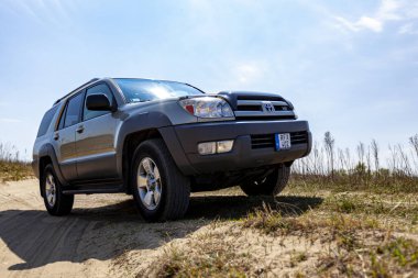 Macaristan Tuna Nehri 13, 2020: Toyota 4Runner SUV Tuna Nehri boyunca turluyor 