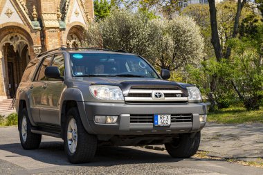 Budapeşte Macaristan 13 Nisan 2010: Güneşli bir sabah bir kilisenin önüne park etmiş bir Toyota 4Runner.
