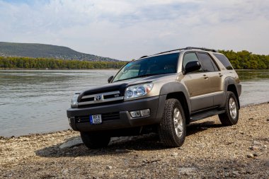 Macaristan Tuna Nehri 13, 2020: Toyota 4Runner SUV Tuna Nehri boyunca turluyor 