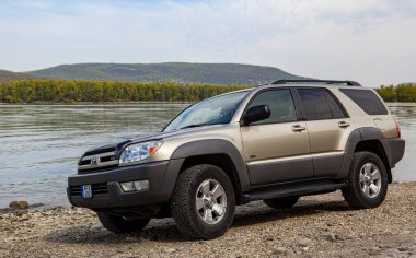 Macaristan Tuna Nehri 13, 2020: Toyota 4Runner SUV Tuna Nehri boyunca turluyor 