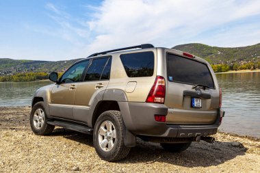 Macaristan Tuna Nehri 13, 2020: Toyota 4Runner SUV Tuna Nehri boyunca turluyor 