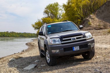 Macaristan Tuna Nehri 13, 2020: Toyota 4Runner SUV Tuna Nehri boyunca turluyor 
