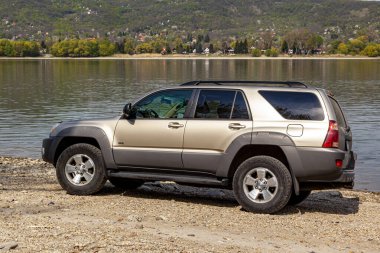 Macaristan Tuna Nehri 13, 2020: Toyota 4Runner SUV Tuna Nehri boyunca turluyor 