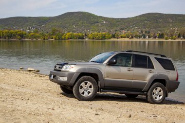 Macaristan Tuna Nehri 13, 2020: Toyota 4Runner SUV Tuna Nehri boyunca turluyor 