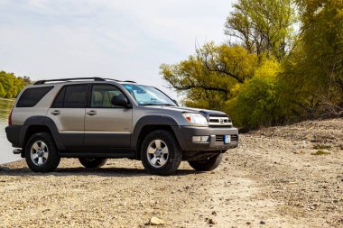 Macaristan Tuna Nehri 13, 2020: Toyota 4Runner SUV Tuna Nehri boyunca turluyor 