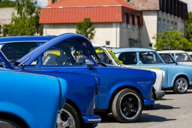 Kiskunlachaza Macaristan 12, Haziran 2019: Trabant 'ın Doğu Alman otomobilinin klasik araba fuarı - bir kısmı yeni, bir kısmı modifiye edilmiş, bir kısmı da orijinal durumda 