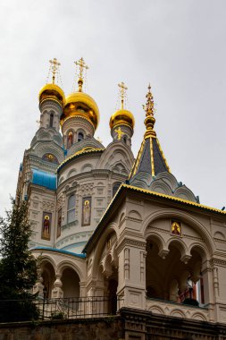 Karlovy Vary Check temsilcisi. 14 Ağustos 2019, Batı Bohemya 'da ünlü bir şehir. Sadece mimari değil, aynı zamanda şehrin sağlık kaplıcaları. Güzel dekore edilmiş, Bizans tarzı Ortodoks Aziz Peter ve Paul Kilisesi.
