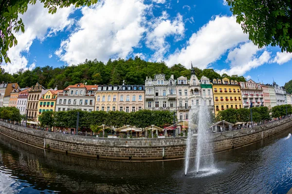 2019年8月24日 捷克共和国卡洛维 Karlovy Vary 波希米亚西部著名城市 不仅仅是城市的建筑 还有温泉 — 图库照片