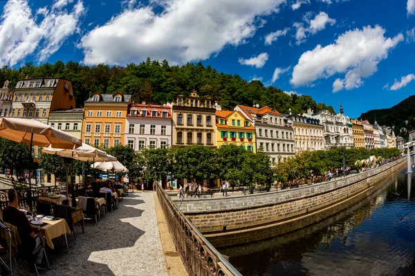 2019年8月24日 捷克共和国卡洛维 Karlovy Vary 波希米亚西部著名城市 不仅仅是城市的建筑 还有温泉 — 图库照片
