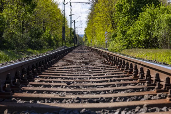 Een Lang Stuk Spoorlijn Met Stroomleiding Het Land — Stockfoto