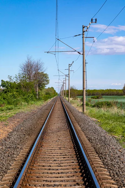 Długi Odcinek Torów Kolejowych Linią Energetyczną Kraju — Zdjęcie stockowe