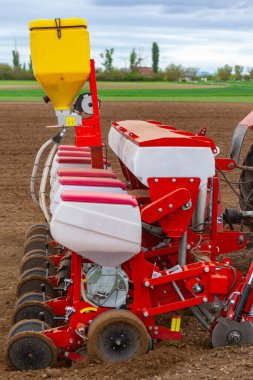 Macaristan (kırsal kesimde bir yer) Mayıs 02, 2020: İlkbaharda toprağa bir traktör tohumu eken çiftçi.