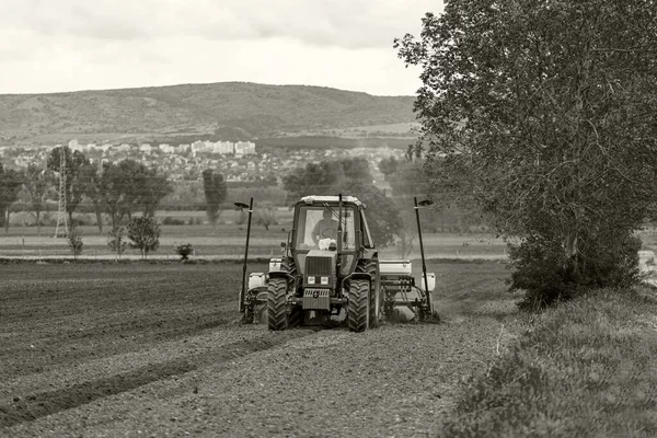 Hungary Somewhere Rural May 2020 Farmer Tractor Plant Seeds Soil — 图库照片