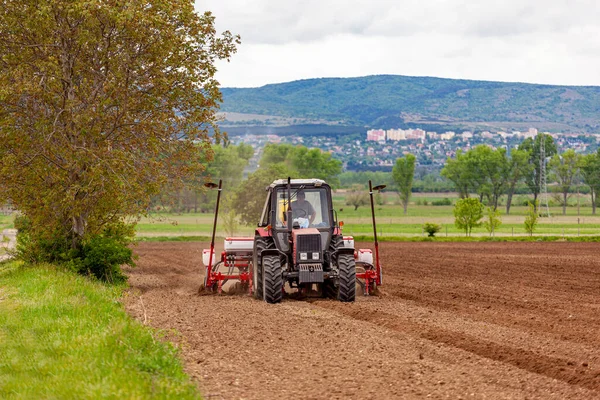 ハンガリー 田舎のどこか 2020年5月2日 春に土壌にトラクター植物の種を持つ農家 — ストック写真