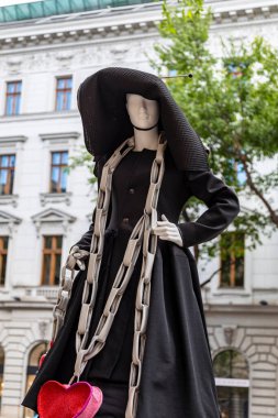 Budapeşte Macaristan 22 Şubat 2020: Geleceğin moda tasarımcıları çalışmalarını göstermek için sokaklarda mankenler giyiyorlar. 