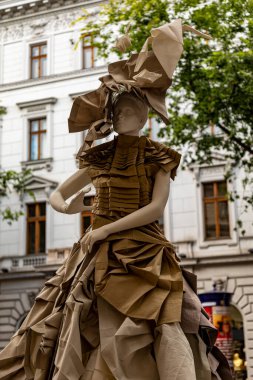 Budapeşte Macaristan 22 Şubat 2020: Geleceğin moda tasarımcıları çalışmalarını göstermek için sokaklarda mankenler giyiyorlar. 