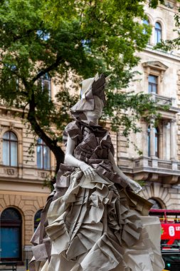 Budapeşte Macaristan 22 Şubat 2020: Geleceğin moda tasarımcıları çalışmalarını göstermek için sokaklarda mankenler giyiyorlar. 