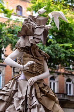 Budapeşte Macaristan 22 Şubat 2020: Geleceğin moda tasarımcıları çalışmalarını göstermek için sokaklarda mankenler giyiyorlar. 