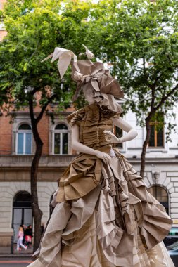 Budapeşte Macaristan 22 Şubat 2020: Geleceğin moda tasarımcıları çalışmalarını göstermek için sokaklarda mankenler giyiyorlar. 