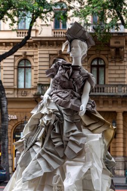 Budapeşte Macaristan 22 Şubat 2020: Geleceğin moda tasarımcıları çalışmalarını göstermek için sokaklarda mankenler giyiyorlar. 