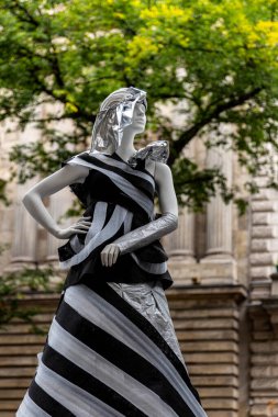 Budapeşte Macaristan 22 Şubat 2020: Geleceğin moda tasarımcıları çalışmalarını göstermek için sokaklarda mankenler giyiyorlar. 