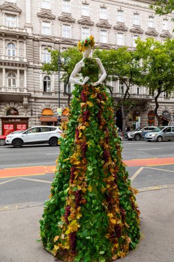 Budapeşte Macaristan 22 Şubat 2020: Geleceğin moda tasarımcıları çalışmalarını göstermek için sokaklarda mankenler giyiyorlar. 