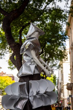 Budapeşte Macaristan 22 Şubat 2020: Geleceğin moda tasarımcıları çalışmalarını göstermek için sokaklarda mankenler giyiyorlar. 