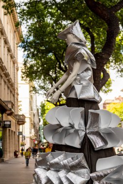 Budapeşte Macaristan 22 Şubat 2020: Geleceğin moda tasarımcıları çalışmalarını göstermek için sokaklarda mankenler giyiyorlar. 