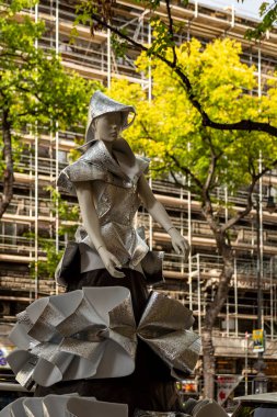 Budapeşte Macaristan 22 Şubat 2020: Geleceğin moda tasarımcıları çalışmalarını göstermek için sokaklarda mankenler giyiyorlar. 