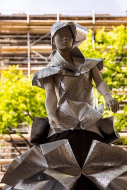 Budapeşte Macaristan 22 Şubat 2020: Geleceğin moda tasarımcıları çalışmalarını göstermek için sokaklarda mankenler giyiyorlar. 