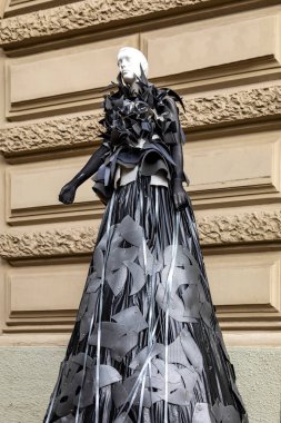 Budapeşte Macaristan 22 Şubat 2020: Geleceğin moda tasarımcıları çalışmalarını göstermek için sokaklarda mankenler giyiyorlar. 