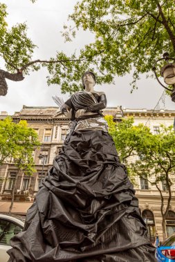 Budapeşte Macaristan 22 Şubat 2020: Geleceğin moda tasarımcıları çalışmalarını göstermek için sokaklarda mankenler giyiyorlar. 