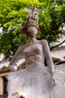 Budapeşte Macaristan 22 Şubat 2020: Geleceğin moda tasarımcıları çalışmalarını göstermek için sokaklarda mankenler giyiyorlar. 