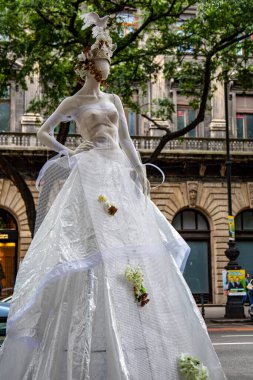 Budapeşte Macaristan 22 Şubat 2020: Geleceğin moda tasarımcıları çalışmalarını göstermek için sokaklarda mankenler giyiyorlar. 