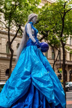 Budapeşte Macaristan 22 Şubat 2020: Geleceğin moda tasarımcıları çalışmalarını göstermek için sokaklarda mankenler giyiyorlar. 