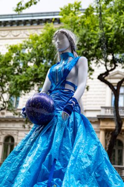 Budapeşte Macaristan 22 Şubat 2020: Geleceğin moda tasarımcıları çalışmalarını göstermek için sokaklarda mankenler giyiyorlar. 