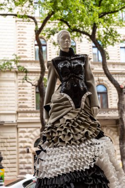 Budapeşte Macaristan 22 Şubat 2020: Geleceğin moda tasarımcıları çalışmalarını göstermek için sokaklarda mankenler giyiyorlar. 