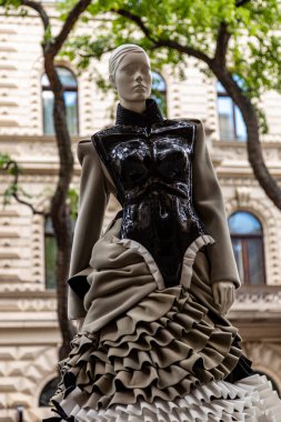 Budapeşte Macaristan 22 Şubat 2020: Geleceğin moda tasarımcıları çalışmalarını göstermek için sokaklarda mankenler giyiyorlar. 