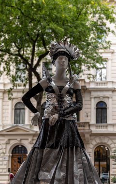 Budapeşte Macaristan 22 Şubat 2020: Geleceğin moda tasarımcıları çalışmalarını göstermek için sokaklarda mankenler giyiyorlar. 