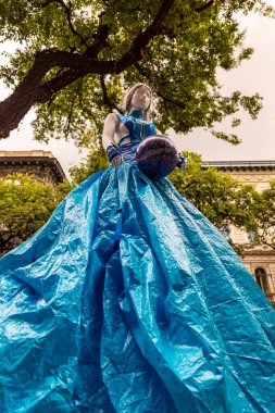 Budapeşte Macaristan 22 Şubat 2020: Geleceğin moda tasarımcıları çalışmalarını göstermek için sokaklarda mankenler giyiyorlar. 