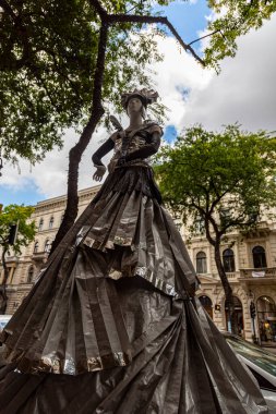 Budapeşte Macaristan 22 Şubat 2020: Geleceğin moda tasarımcıları çalışmalarını göstermek için sokaklarda mankenler giyiyorlar. 