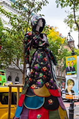 Budapeşte Macaristan 22 Şubat 2020: Geleceğin moda tasarımcıları çalışmalarını göstermek için sokaklarda mankenler giyiyorlar. 